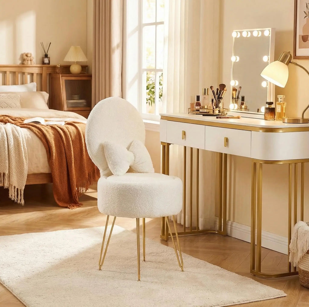 Tabouret Coquette — bouclette blanche, dossier rabattable et coffre