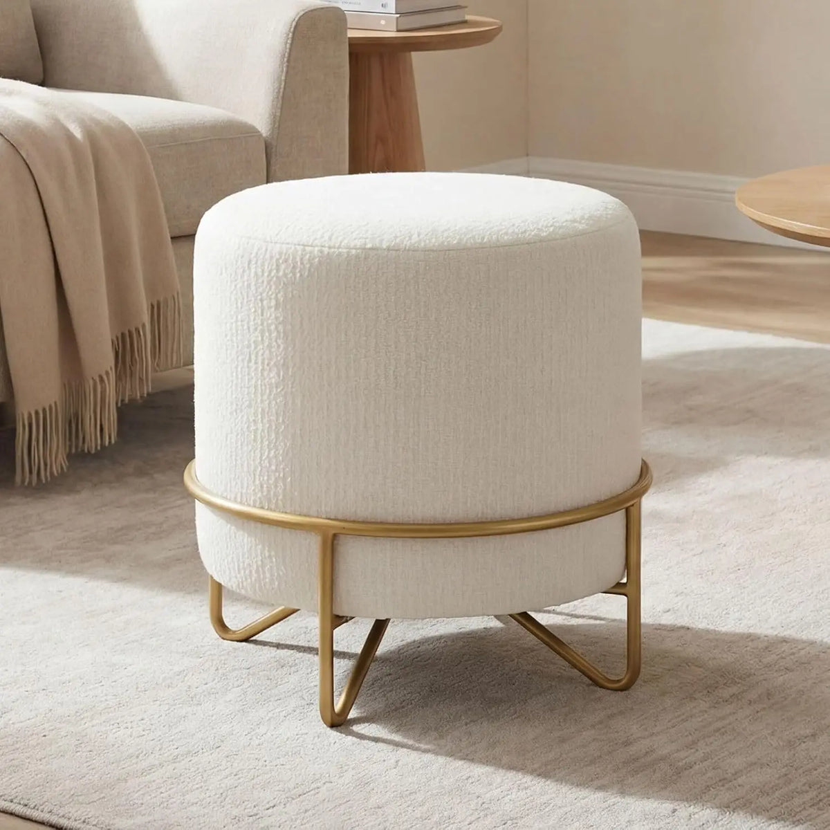 Tabouret Perle — pouf rond en chenille crème, base dorée