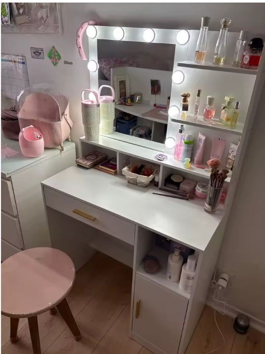 Photo réelle d'une coiffeuse installée dans une chambre