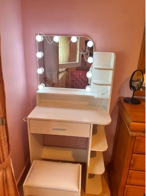 Photo réelle d'une coiffeuse installée dans une chambre