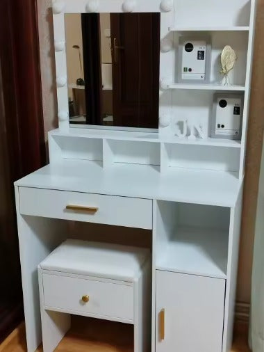 Photo réelle d'une coiffeuse installée dans une chambre