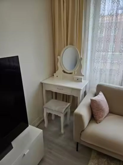 Photo réelle d'une coiffeuse installée dans une chambre