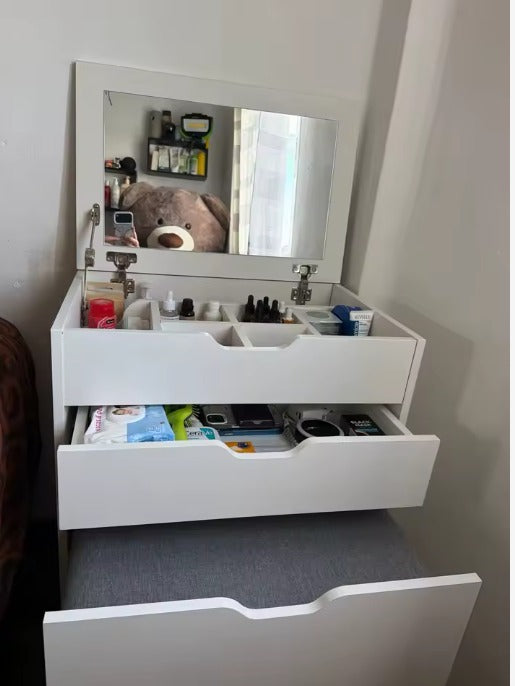 Photo réelle d'une coiffeuse installée dans une chambre